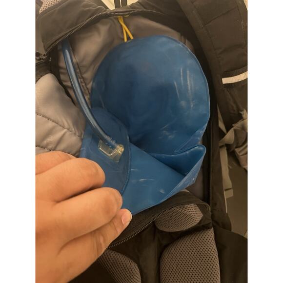 CamelBak Blowfish Hydration Pack Backpack Black Gray Expandable w/ Bladder - Picture 8 of 8